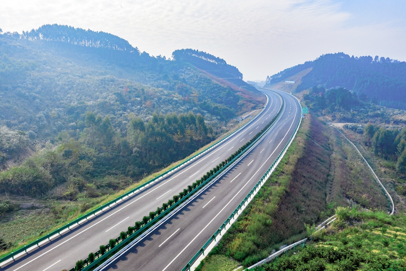 6.高速公路與群山相連，植被覆蓋率高，與原生態環境恢復有機結合.jpg